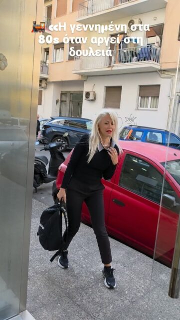 Ίδια ερώτηση, άλλη γενιά! 😂

Γεννημένη στα 80s: «Με πάτησε τρένο, αλλά ήρθα!» 🚂
Γεννημένη στα 00s: «Α, υπάρχει θέμα; Φεύγω!» 👋🤣

Εσύ ποια από τις δύο είσαι; Γράψε μας τη δεκαετία σου! 👇
Χιούμορ κάνουμε… τις αγαπάμε όλες! ❤️

#RoyalHair #Κομμωτήριο #Χιούμορ #Δουλειά #80sVs00s SalonHumor GreekReels
